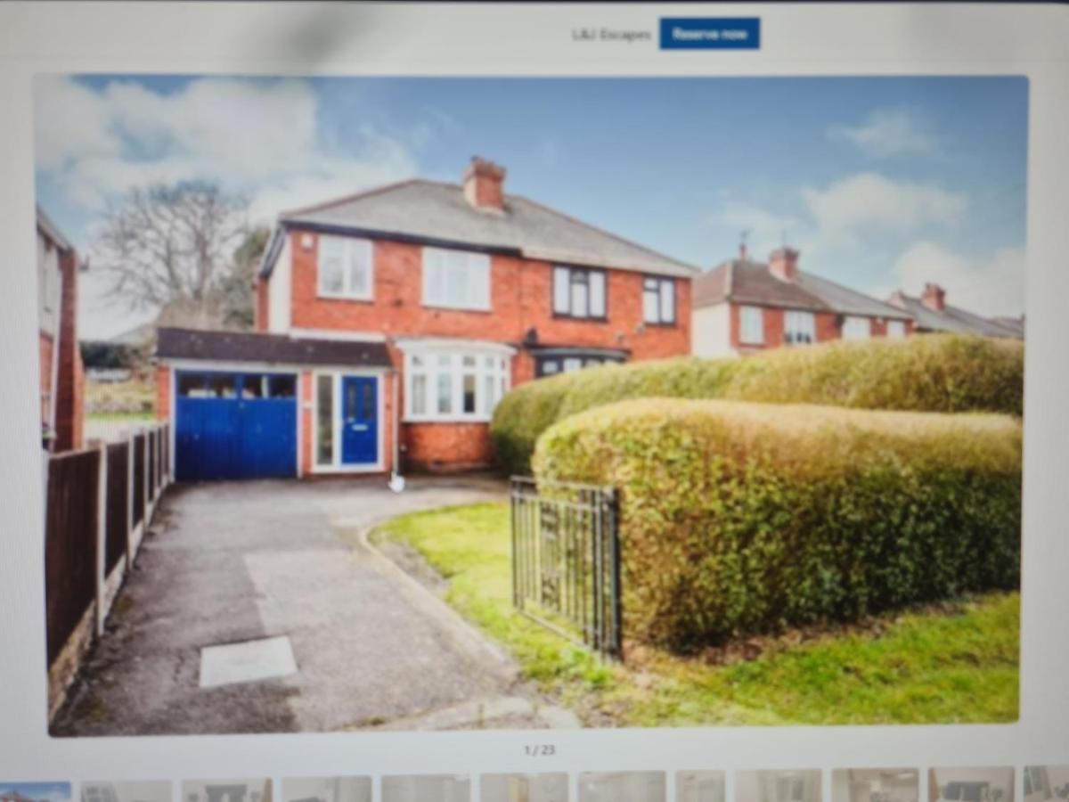L & J Escapes- 4 Bedrooms Suitable For Contractors And Families- Large Private Parking-10 Minutes To M6 Junction 9 Coseley Bagian luar foto